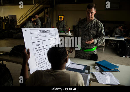 Master Sgt. Adam Wurtz zum 321. Contingency Response Squadron bei Joint Base Mc Guire-Dix - Lakehurst, New Jersey zugeordnet, spricht mit älteren Flieger Josua Ritchie, 321 CRS, während Turbo Verteilung 16-1 am Lager Shelby, Fräulein, Okt. 25, 2016. Ca. 109 US Air Force Piloten, zusammen mit etwa 57 US-Soldaten in die 689Th schnelle Öffnung ein Element zugewiesen an Joint Base Langley-Eustis, Virginia, und sechs Mitglieder der Defense Logistics Agency stationiert nahmen als Teil der gemeinsamen Aufgabe Force-Port Öffnung in der Übung. Während TD, US Transportation Command beurteilt die JTF-po' Stockfoto