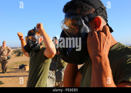 Us-Marines mit dem 11 Marine Expeditionary Unit (11 MEU) Praxis, die auf gasmasken als Teil von chemischen, biologischen, radioaktiven und nuklearen (CBRN) Ausbildung während des 11 MEU Befehl element Feld Übung (CEFEX). CEFEX Marken erste Feld übung des 11. MEU vor der Zusammensetzung, wie sie für die WestPac 16-2 Bereitstellung vorzubereiten. (U.S. Marine Corps Foto von gunnery Sgt. Rom M. Lazarus/Freigegeben) Stockfoto