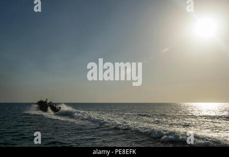 151026-N-CJ 186-833 arabischen Golf (Okt. 2010) 26 2015) Riverine Befehl boot (RCB) 802, Commander, Task Group (CTG) 56.7, Patrouille in den Arabischen Golf führt zugeordnet. RCBs wurden ursprünglich in flachen verwendet - Wasser und tropischen Umgebungen. In den USA 5 Flotte Verantwortungsbereich diese Boote für offene umgewidmet worden sind - Sea Patrol. CTG 56,7 führt Maritime Security Operations die Freizügigkeit der strategische Transport- und Marineschiffe, die in den Küstengewässern Gebieten der USA 5 Flotte Bereich der Vorgänge sicherzustellen. (U.S. Marine Foto von Mass Communication Specialist 2. Stockfoto