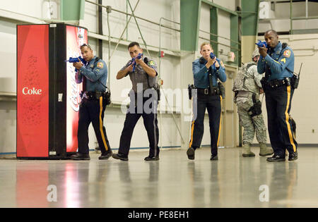 Trooper First Class David Castillo, Delaware State Polizei, Armee 3, links; Master Cpl. Michael Wisniewski, Dover Police Department, Dover, Del., zweiter von links; Trooper Christine Armstrong, DSP, Truppe 3, zweiter von rechts, und Sgt. Bruce Harris, DSP, Truppe 3, rechts, sweep im Lager von Gebäude 639 während eines simulierten Active shooter Übung Oktober 20, 2015, auf Dover Air Force Base, Del Staff Sgt. Craig Eveland, 436Th Security Forces Squadron Militär Hundeführer und MWD Ramos gehalten sehen Sie auf der Rückseite des sweep Team auf der Suche nach Geiseln und simulierte Tote oder Verletzte Stockfoto