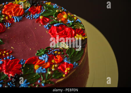 Köstliche rote Kuchen mit buttercream Blumen auf schwarzem Hintergrund Stockfoto