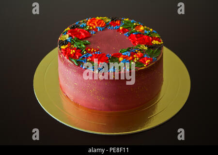 Köstliche rote Kuchen mit buttercream Blumen auf schwarzem Hintergrund Stockfoto