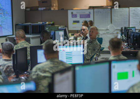 Brig. General David Elwell, Kommandierender General, 311 Sustainment Command (Auslandseinsätze), spricht zu seinen Angestellten während einer Schlacht Update Kurze während der KOMMANDOSTELLENÜBUNG-funktionale am Lager Parks, Calif., Sept. 20. Die CPX-F benutzt ein geschlossenes Computernetz, den Betrieb zu Simulieren eines post-Befehl innerhalb einer simulierten Theater, komplett mit Ein- und Feedback von fiktiven höher, tiefer, benachbarten, und Gegner Einheiten. Stockfoto