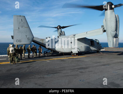 151027-N-AX638-064 Ägäis (27. Oktober 2015) türkische Marines an Bord ein MV-22 Osprey auf dem Flugdeck der amphibischen Angriff Schiff USS Kearsarge (LHD-3) während der Teilnahme an der Übung Egemen 2015, Okt. 27. Egemen ist eine türkische geführt und gehostete amphibische Übung zur Steigerung taktischen Fertigkeiten und Interoperabilität zwischen den Teilnehmern.  Kearsarge, eingesetzt als Teil der Kearsarge amphibische Gruppe bereit, führt Marinebetriebe in den USA 6. Flotte Bereich der Maßnahmen zur Erhöhung der Sicherheit der Vereinigten Staaten in Europa interessiert. (US Navy Foto von Massenkommunikation Spezialist Stockfoto