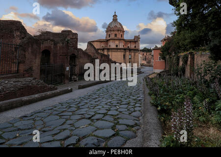 Rom, Italien, 13. Juni 2018: Sonnenuntergang über der Kirche der Heiligen Luca e Martina nahe der Römischen Foren Stockfoto