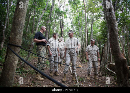 Us Marine Corps Generalmajor Richard Simcock II, Mitte, Kommandierender General, 3D Marine Division, und Generalmajor James Lukeman, 2. von rechts, Kommandierender General, Schulung und Ausbildung, sprechen mit Maj. Matthew McBride, ganz links, kommandierender Offizier, Jungle Warfare Training Center (Jwtc), während einer Tour von Jwtc auf Lager Gonsalves, Okinawa, Japan, Okt. 30, 2015. JWTC entlarvt Marines training Situationen und Umgebungen, um die Betriebsbereitschaft zu unterstützen und vorwärts bereitgestellt verbesserte Funktionen. (U.S. Marine Corps Foto von MCIPAC bekämpfen Kamera LCpl. Makenzie Fallon/Freigegeben) Stockfoto