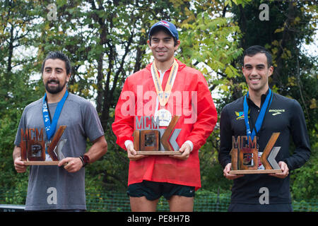 Die Top 3 Finisher des Marine Corps Marathon (MCM) 10 K, Platz 1 Sieger Jack Dasilva (Mitte), von Arlington, Va., Platz 2 Gewinner Daniel Comite (links), von Hilton Head Island, S.C., und Platz 3 Sieger Derek Lactaoen (rechts) von Seattle, Washington, für ein Foto bei der MCM 10 K Preisverleihung in Arlington, Va., Nov. 25, 2015 darstellen. Fast 10.000 Läufer auf der National Mall versammelt in der 10. Jahrestag des Marine Corps Marathon (MCM) 10 K, die 6,2 Meilen des MCM Kurs geteilt, von Washington, D.C., um die Ziellinie in Arlington, Virginia (USA teilnehmen Marine Corps Foto: Staff Sgt Stockfoto