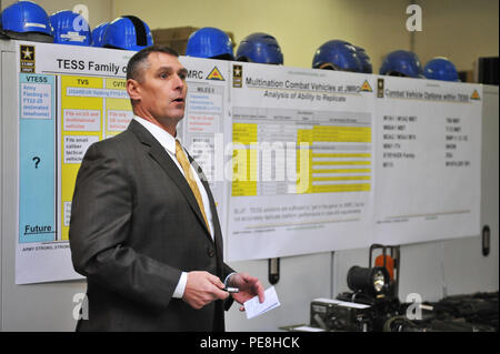 Herr Carl Giles, Director of Instrumentation Training Analyse Computer Simulation Support Branch, informiert unterschieden Besucher aus verschiedenen Abteilung der Armee Organisationen über mehrere integrierte Laser Engagement Systemkomponenten während einer multinationalen Interoperabilität Executive Website besuchen in das Training Support Center mehrere integrierte Laser Engagement System (Meilen) Lager befindet sich im Joint Multinational Readiness Center, Hohenfels, Deutschland, Okt. 29, 2015 Zweck des Besuchs ist die Förderung und Verbesserung der Interoperabilität zwischen NATO , Verbündeten und Koalitionspartner Bui Stockfoto