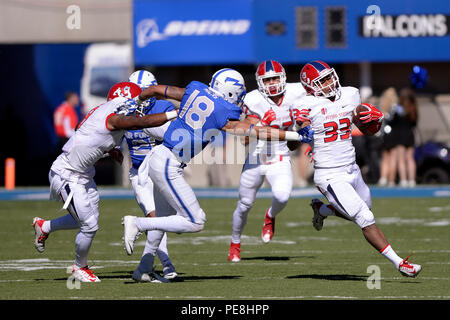 Defensive zurück Brodie Hicks, ein Jüngeres, Kämpfe zu Bulldog zurück laufen Marteze Waller als der US Air Force Academy Falken met die Fresno Zustand-Bulldoggen an der US Air Force Academy's Falcon Stadion in Colorado Springs, Colo Okt. 24, 2015. Die Falken besiegt die Bulldoggen 42-14. (Air Force Foto/Mike Kaplan) Stockfoto