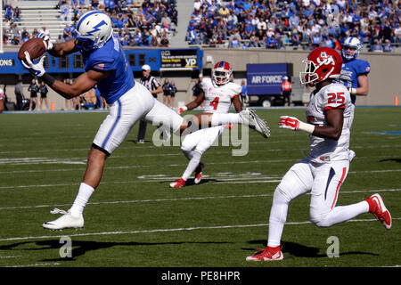 Wide Receiver Jalen Robinette, ein Jüngeres, Fänge ein Pass, der US Air Force Academy Falken der Fresno State met Bulldoggen an der US Air Force Academy's Falcon Stadion in Colorado Springs, Colo., Okt. 24, 2015. Die Falken besiegt die Bulldoggen 42-14. (Air Force Foto/Mike Kaplan) Stockfoto