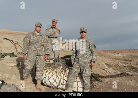 1.BATAILLON, 200 Infanteristen Staff Sgt. Jonathon Velarde, rechts, Sgt. Bryan Haworth und SPC. Alonzo Romero, Links, für ein Foto posieren, während Sie warten auf die Luftbrücke ein 4.500-lbs-baby Pentaceratops Schädel in der Gips Block zwischen Ihnen umhüllt. Der New York Army National Guard führte eine zivil-militärische Unterstützung der Gemeinschaft projekt Okt. 28-29, Unterstützung des New Mexico Museum of Natural History und Science. Luftfahrt, Infanterie und Transport Soldaten arbeitete vorzubereiten, Luftbrücke und Verkehr 65 Millionen Jahre alten Pentaceratops Dinosaurier Fossilien aus der Bisti und Ah-Shi-Sle-Pak Wildernes Stockfoto