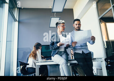 Porträt des Architekten Diskussion im Amt Stockfoto
