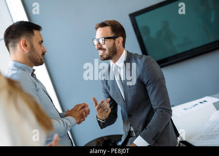 Porträt des Architekten Diskussion im Amt Stockfoto