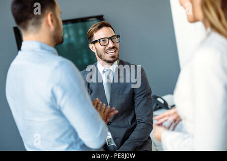 Porträt des Architekten Diskussion im Amt Stockfoto