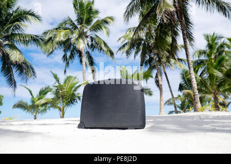 Alt, weit gereist zerkratzt Koffer auf tropischen Sandstrand mit Palmen - Insel Upolu, Western Samoa, South Pacific - Querformat Stockfoto