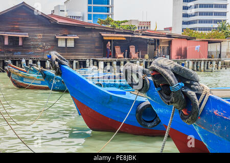 Georgetown, Penang, Malaysia - 23. August 2013: Boote bei Kauen Jetty, ein kleines Dorf auf dem Wasser von den Chinesen kauen Clan im 19. Jahrhundert angedockt ist, Stockfoto
