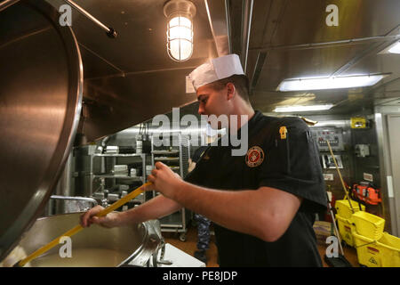 Golf von ADEN (29. Oktober 2015) U.S. Marine CPL Zachary Zottoli reinigt ein Dampfkessel während der Vorbereitung für den Oktober Geburtstag Abendessen an Bord der USS Anchorage (LPD-23).  Zottoli ist ein Food-Service-Spezialist mit Battalion Landing Team 3. Bataillon, 1. Marineregiment, 15. Marine Expeditionary Unit. Marines und Matrosen feiern ihren Geburtstag für den Monat Oktober mit einem Steak und Hummer Schweif Abendessen durch ihre Mitarbeiter Unteroffiziere gedient.  Die 15. MEU, unternahm die Schiffe der Essex amphibische Gruppe bereit, wird bereitgestellt, um die Aufrechterhaltung der regionalen Sicherheit in den USA 5. fliehen Stockfoto