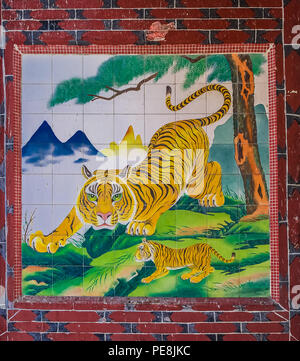 Tiger Mosaik an der Wand des Seh-Tek Tong Cheah Kongsi Tempel in Georgetown, Penang, Malaysia Stockfoto