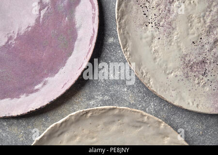 Das Porzellan vintage Platten handgemachte auf grauem Marmor tisch. Stockfoto