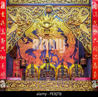 Buddhistische Tempel, Altar mit Mönch Statuen und ein Drache Ornament im Hintergrund in Georgetown, Penang, Malaysia Stockfoto