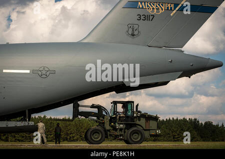 Flieger von der 321 Contingency Response Geschwader von Joint Base Mc Guire-Dix-Lake Hurst, N.J., und die US-amerikanische Soldaten von der 689Th schnelle Öffnung ein Element aus Fort Eustis, Virginia, offload Ladung von einem Mississippi Air National Guard 172nd Luftbrücke Flügel C-17 Globemaster III-Flugzeuge, die auf dem Flug Linie im Camp Shelby Joint Forces Training Center, Fräulein, während der Übung Turbo Verteilung, Okt. 29, 2015. Die US-Transport Befehl übung Tests Fähigkeit der Joint Task Force Port-Opening zu Cargo während humanitäre Maßnahmen verteilen und liefern zu können. (U.S. Air Force Foto von Staf Stockfoto