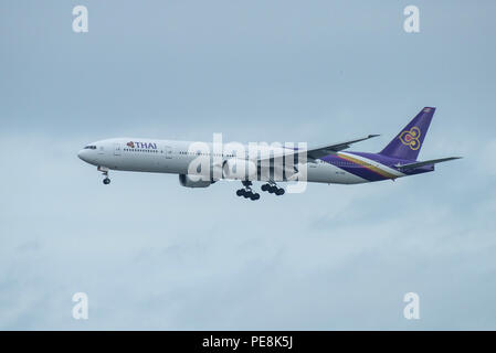 Bangkok, Thailand, 12. August 2018: Thai Airways Reg. Nr. HS-TKD B 777-3 D 7 Flug TG 402 von der Sünde zur Landung der BKK Stockfoto