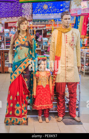 Mannequin Familie gekleidet in traditionelle indische bunte Kleidung bei der Sari Street Market in Penang, Malaysia Stockfoto