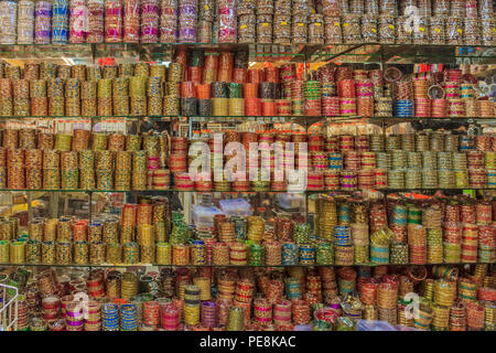 Bunte indische Armreifen auf Anzeige auf einem Markt in Penang, Malaysia Stockfoto