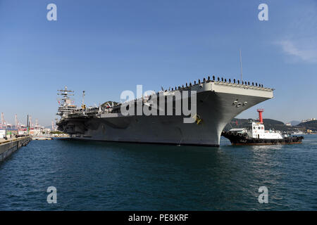 151030-N-AD 372-102 BUSAN, Republik Korea (23. 30, 2015) Segler, die Nimitz-klasse Flugzeugträger USS Ronald Reagan (CVN 76), ist der Mensch die Schienen, wie das Schiff in Busan zieht. Reagan ist der Marine nur vorwärts bereitgestellt Flugzeugträger und ist die Durchführung einer geplanten Hafen besuchen, während in den bilateralen Training mit dem ROK MARINE Die US-ROK-Allianz zu stärken und die regionale Stabilität zu verbessern. Ronald Reagan und seine eingeschifft Air Wing, Carrier Air Wing (Cvw) 5, bieten einen Kampf bereit, Kraft, schützt und verteidigt die kollektive maritime Interessen der USA und ihrer Verbündeten ein Stockfoto