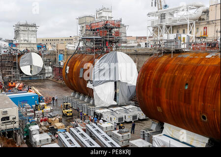 150929-N-MA 158-004 Portsmouth, Virginia (Sept. 29, 2015) USS La Jolla (SSN701) ist die Umwandlung, die sich aus einem operationellen Schnell-Angriffs-U-Boot in einem Verankerten Schulschiff (MTS) im Norfolk Naval Shipyard in Portsmouth, Virginia mit zwei Schnitte und La Jolla jetzt in drei Teile getrennt, drei neue Rumpf Abschnitte das Boot hinzugefügt werden, Hinzufügen von 76 Fuß in der Länge. (U. S. Navy Foto von Shayne Hensley / freigegeben) Stockfoto