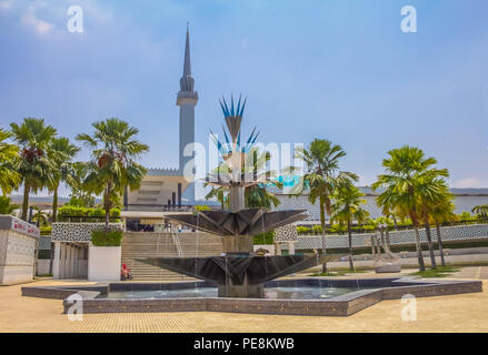 Springbrunnen vor dem Malaysia national Moschee in Kuala Lumpur, Malaysia Stockfoto