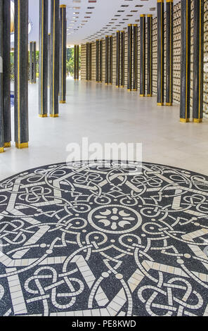 Kuala Lumpur, Malaysia - 16. August 2013: Spalten und Mosaik am National Monument in Kuala Lumpur an die Männer, die im Ersten Weltkrieg, den zweiten Weltkrieg gestorben und die Malaya Stockfoto
