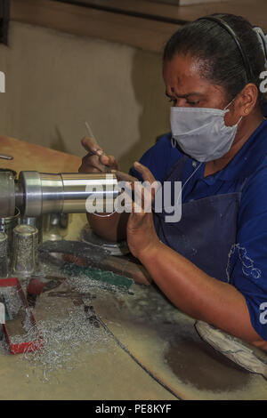 Kuala Lumpur, Malaysia - 16. August 2013: Zinn Arbeiter an der 150 Jahre alten weltweit führenden Royal Selangor Pewter Factory Stockfoto