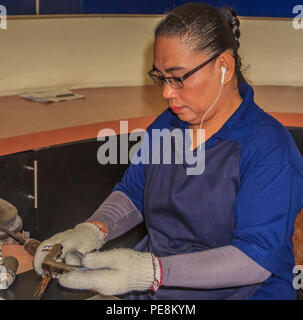 Kuala Lumpur, Malaysia - 16. August 2013: Zinn Arbeiter an der 150 Jahre alten weltweit führenden Royal Selangor Pewter Factory Stockfoto