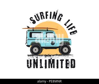 Vintage Surf Emblem mit Retro woodie Auto. Surfen Leben unbegrenzt Typografie. Inklusive Surfbretter, Straße und Sonne Symbole. Gut für T-Shirt, Tassen. Vektor auf weißem Hintergrund Stock Vektor