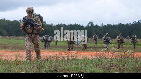 Fallschirmjäger in den 1 Battalion, 508Th Parachute Infantry Regiment, 3. Brigade Combat Team, 82nd Airborne Division, beginnt die Bewegung nach taktisch durch ein UH-60 Black Hawk Hubschrauber in Ausbildung Bereich Dara Lam, Atropia eingefügt, an November 3, 2015. Die Fallschirmjäger aus der Wut der Feuerwehr sind die Ausbildung, die von den 1st Brigade während ihrer Drehung durchgeführt werden, das Joint Readiness Training Center (JRTC) in Fort Polk, Louisiana, in der Vorbereitung für ihre Übernahme der Global Response Force im Dezember. (U.S. Armee Foto von Sgt. Jonathan M. Cobert/Freigegeben) Stockfoto