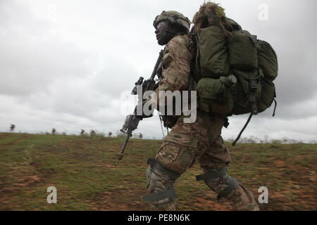 Spc. Timothy Robinson, ein Scout auf das erste Bataillon zugeordnet, 508Th Parachute Infantry Regiment, 3. Brigade Combat Team, 82nd Airborne Division, beginnt die Bewegung nach taktisch durch ein UH-60 Black Hawk Hubschrauber in Ausbildung Bereich Dara Lam, Atropia eingefügt, an November 3, 2015. Spc. Robinson und anderen Fallschirmjäger von der Wut der Feuerwehr sind die Ausbildung, die von den 1st Brigade während ihrer Drehung durchgeführt werden, das Joint Readiness Training Center (JRTC) in Fort Polk, Louisiana, in der Vorbereitung für ihre Übernahme der Global Response Force im Dezember. (U.S. Armee Foto von Sgt. Jonathan M. Cobert/R Stockfoto