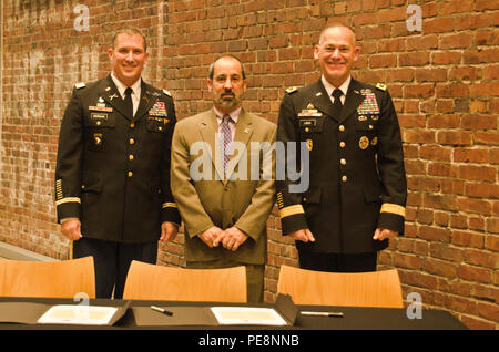 Oberst Daniel S. Morgan, Commander, Joint Base Lewis-McChord, Links, Mark A. Pagano, Kanzler, Universität Washington-Tacoma, Mitte, und Generalleutnant Stephen R. Lanza, Kommandierender General, ich Korps, JBLM, rechts, zusammen kommen, um die partnerschaftlichen Entschließungen, die in der UW-T, Okt. 29, 2015 Zeichen. Beide JBLM und ich Corps unterzeichnet Partnerschaft Beschlüsse mit der UW-T damit einverstanden sind, ein Modell der Universität zu werden und militärische institutionelle Partnerschaft. (U.S. Armee Foto von Sgt. Jasmin Higgins, 28 Public Affairs Abteilung) Stockfoto