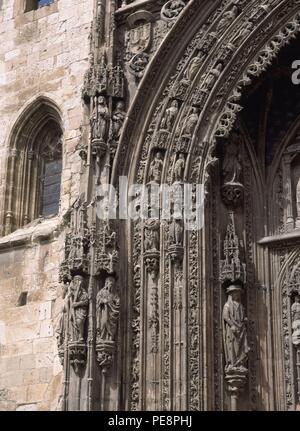 Exterieur - PORTADA - DET MITAD IZQUIERDA DEL ARCO APUNTADO CON ESCULTURAS DE FCO COLONIA Y FELIPE BIGARN. Autor: Simón de Colonia (C. 1451-1511). Lage: COLEGIATA DE SANTA MARIA LA REAL, Aranda de Duero, Burgos, Spanien. Stockfoto