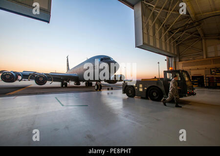 Eine MB-2-Flugzeug-Zugmaschine schleppt eine KC-135R Stratotanker mit der 108. Wing, New Jersey Air National Guard in einen Hangar für eine Post-waschen Schmierung bei Joint Base McGuire-Dix-Lakehurst, New Jersey, 4. November 2015. Die Luftbetankung ermöglicht es Kern aerial Betankung für die United States Air Force. Das Flugzeug, das erhöht die Luftwaffe Fähigkeit, seine Primärmission von Global Reach und Weltmacht zu erreichen, unterstützt auch Luftaufnahmen Betankung, Luftwaffe, Marine, Marine Corps und Flugzeuge der Alliierten Nation. Die KC-135R ist auch in der Lage, den Transport von Abfall und ambulante pat Stockfoto