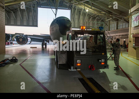 Techn. Sgt. Ray DeMarco, 108. Wing, New Jersey Air National Guard, schleppt eine KC-135R Stratotanker in einem Hangar mit einem MB-2-Flugzeuge Abschleppen Traktor für eine Post-waschen Schmierung bei Joint Base McGuire-Dix-Lakehurst, New Jersey, 4. November 2015. Die Luftbetankung ermöglicht es Kern aerial Betankung für die United States Air Force. Das Flugzeug, das erhöht die Luftwaffe Fähigkeit, seine Primärmission von Global Reach und Weltmacht zu erreichen, unterstützt auch Luftaufnahmen Betankung, Luftwaffe, Marine, Marine Corps und Flugzeuge der Alliierten Nation. Die KC-135R ist auch in der Lage, den Transport von Abfall Stockfoto