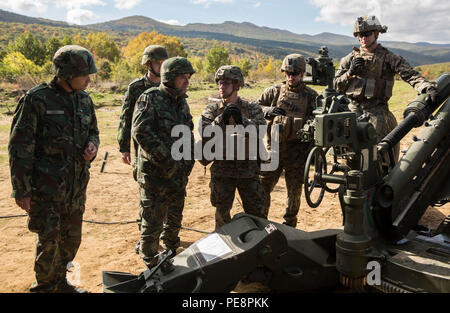 Marines mit der Kombinierten Waffen Unternehmen die M-777 Haubitze Waffensystem für die bulgarischen Streitkräfte in einer Live-fire Übung während Platin Lion 16-1 bei Novo Selo, Bulgarien, Okt. 29, 2015 demonstrieren. Der CAC, Teil des Schwarzen Meeres Drehkraft, Tank-, Aufklärungs- und Artillerieunterstützung multilateralen Bildung zu verbessern, beruhigend NATO-Verbündeten und Partner von unserem Engagement für die regionale Verteidigung. (U.S. Marine Corps Foto von Cpl. Justin T. Updegraff/Freigegeben) Stockfoto