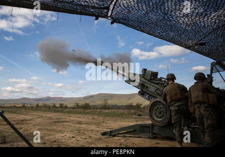 Marines mit der Kombinierten Waffen Unternehmen die M-777 Haubitze Waffensystem für die bulgarischen Streitkräfte in einer Live-fire Übung während Platin Lion 16-1 bei Novo Selo, Bulgarien, Okt. 29, 2015 demonstrieren. Der CAC, Teil des Schwarzen Meeres Drehkraft, Tank-, Aufklärungs- und Artillerieunterstützung multilateralen Bildung zu verbessern, beruhigend NATO-Verbündeten und Partner von unserem Engagement für die regionale Verteidigung. (U.S. Marine Corps Foto von Cpl. Justin T. Updegraff/Freigegeben) Stockfoto