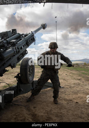 Marines mit der Kombinierten Waffen Unternehmen die M-777 Haubitze Waffensystem für die bulgarischen Streitkräfte in einer Live-fire Übung während Platin Lion 16-1 bei Novo Selo, Bulgarien, Okt. 29, 2015 demonstrieren. Der CAC, Teil des Schwarzen Meeres Drehkraft, Tank-, Aufklärungs- und Artillerieunterstützung multilateralen Bildung zu verbessern, beruhigend NATO-Verbündeten und Partner von unserem Engagement für die regionale Verteidigung. (U.S. Marine Corps Foto von Cpl. Justin T. Updegraff/Freigegeben) Stockfoto