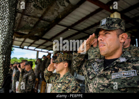 Verehrte Gäste, U.S. Marines mit speziellen Zweck Marine Air-Ground Task Force-Southern Befehl und honduranische Militär Mitglieder machen eine begrüssen Sie während der Wiedergabe des honduranischen Nationalhymne bei einer Abschlussfeier in Puerto Castilla, Honduras, Nov. 4, 2015. Die Zeremonie wurde das letzte Kapitel der sicherheitspolitischen Zusammenarbeit Team-Honduras' militärische Ausbildung mit der honduraner. SPMAGTF-SC ist eine vorübergehende Entsendung von Marinesoldaten und Matrosen in Honduras, El Salvador, Guatemala und Belize mit einem Fokus auf den Aufbau und die Pflege von Partnerschaften mit jedem Land durch Sha Stockfoto