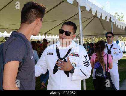 SAN BERNANDINO, Calif., (1. 23, 2015) Marine-Einziehende Bezirk San Diego Recruiter Gas Turbine Systems Techniker Elektrische First Class Marco Almarez, Front, und Operations Specialist zweiter Klasse Luis Cuevas an Studenten darüber, wie Wissenschaft Technologie Elektrotechnik und Mathematik zu ihrer Karriere Felder während des San Bernardino Valley's College 11. jährlichen Stammzellen Ereignis gilt. Die Veranstaltung inspiriert mehr als 500 Mitte, Schüler und Studenten, eine Karriere im Schaft, durch Demonstration der Felder, die mit einem großen Stamm Nachfrage verfolgen. (U.S. Marine Foto von Chief Mass Communication Specialist Anastasia P Stockfoto