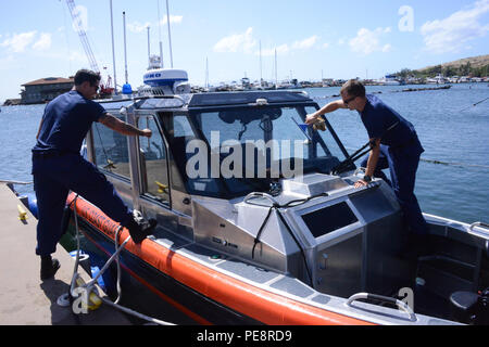 Mitglieder der Besatzung ein 29-Fuß-Antwort Boat-Small an der Coast Guard Station Maui nach Durchführung im Gange training offshore Maui, Nov. 4, 2015 reinigen. Die 23 Mitarbeiter der Station Maui sind verantwortlich für die verschiedenen Missionen einschließlich der Suche und Rettung, Umweltschutz und maritime Strafverfolgungsbehörden, die kontinuierliche Weiterbildung ein hohes Maß an Professionalität zu gewährleisten. (U.S. Coast Guard Foto von Petty Officer 3. Klasse Melissa E. McKenzie/Freigegeben) Stockfoto