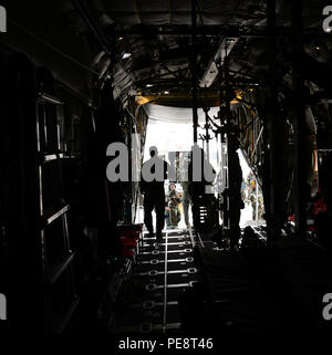 Flieger zum 18 Aeromedical Evacuation Squadron von Kadena Air Base, Japan zugewiesen, bereiten simulierten Unfall opfer am Osan Flughafen, der Republik Korea, Nov. 5, 2015 während der Bereitschaft Übung wachsam Ace 16 zu laden. Die 18 AES ist die Teilnahme an Wachsam Ace 16, eine groß angelegte Übung zur Bekämpfung der Fähigkeiten und der Interoperabilität der USA und der Republik Korea Luftstreitkräfte zu verbessern. (U.S. Air Force Foto/Staff Sgt. Benjamin Sutton) Stockfoto