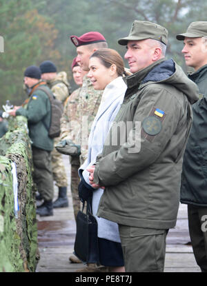 Oberstleutnant Michael Kloepper (ganz links), Kommandeur des 2. Bataillons der US-Armee, 503. Infanterie-Regime, 173rd Airborne Brigade, Elissa Slotkin (Mitte), der amtierende Assistant Secretary Of Defense for International Security Affairs und Generalleutnant Mykola Balan (rechts), handeln Kommandeur der Nationalgarde, die die ukrainische beachten Soldaten mit der ukrainischen Nationalgarde und Fallschirmjäger mit 173rd Airborne Brigade 6. November 2015 , an der internationalen Friedenssicherung und Security Cooperation Center in der Nähe von Yavoriv, Ukraine. Soldaten mit der ukrainischen Nationalgarde unter Beweis gestellt, dass die Fähigkeiten, die Sie lernen Stockfoto