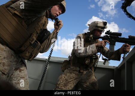 Us-Marines mit dem 13 Marine Expeditionary Unit durchgeführt eine lange Reihe von Raid auf PDL bekämpfen Stadt, Nov. 3, 2015 als Teil der zusammengesetzten Trainingsgerät Übung. COMPTUEX bietet die MEU ARG die Möglichkeit naval Training zu integrieren, während auch ermöglicht, Mission - spezifische Ausbildung und Bewertung für die Marines und deren Navy Counter Parts. (U.S. Marine Corps Foto von Sgt. Paris Kapern/freigegeben) Stockfoto